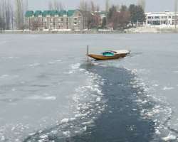 In the winter season, the temperature of the place raises down to -11 degrees Celsius; which leads to a beautiful view of frozen Dal Lake and provides